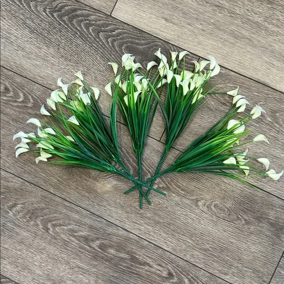 Creamy White ribbed Ceramic Vase with small faux calla lily flowers - Picture 9 of 10